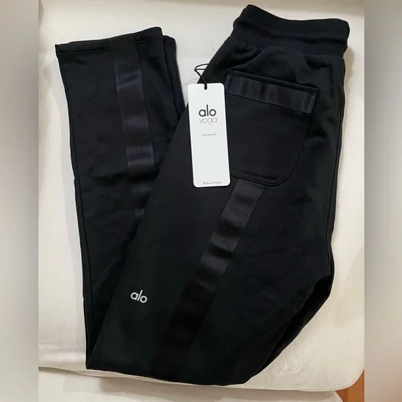 NWT Alo Yoga Nomadic Sweatpants in Black Front & Back Pockets Size S - Picture 13 of 16